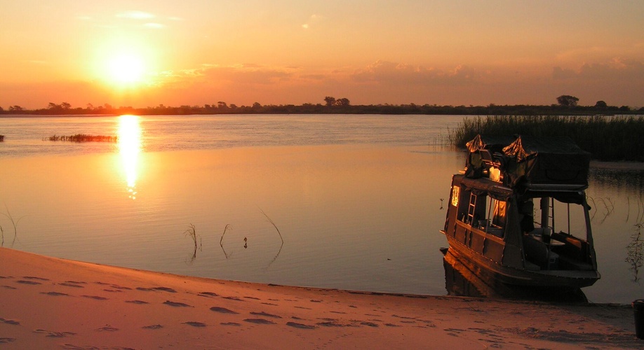 See the unbeliavably beautiful sunsets on the Zambezi
